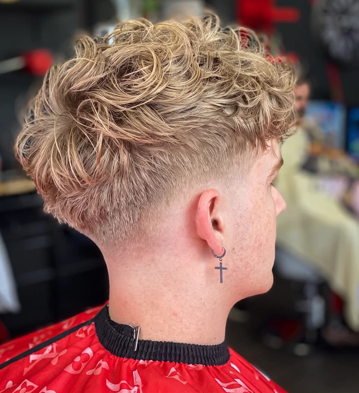 Coupe texturée blonde avec dégradé